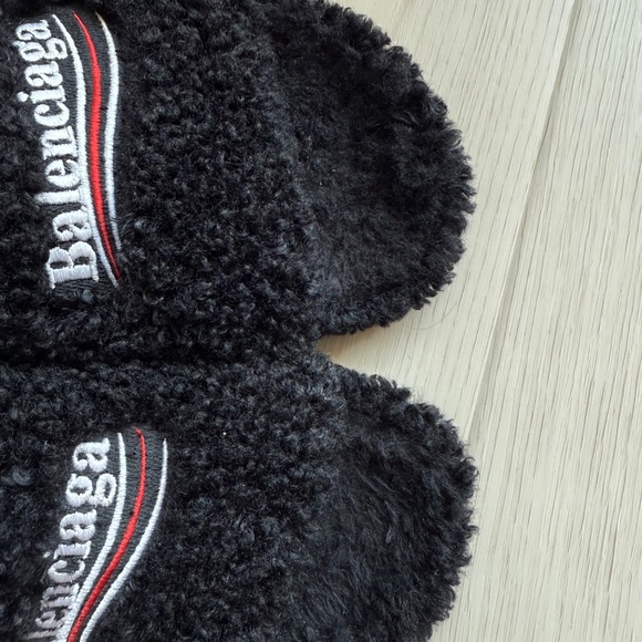 Men’s Balenciaga Furry Slide Sandals - Picture 5 of 6